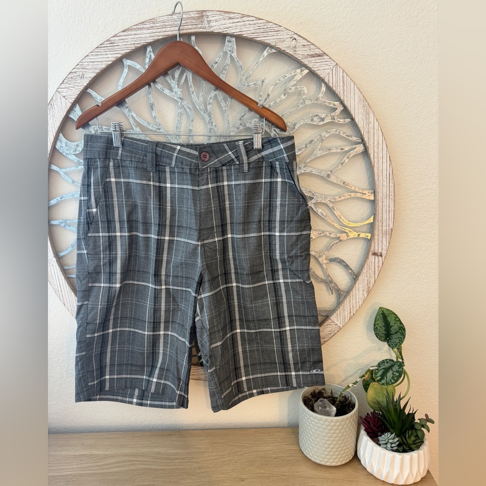 O’NEILL Men’s Shorts. Golf shorts. Gray, white, & light blue. Plaid.